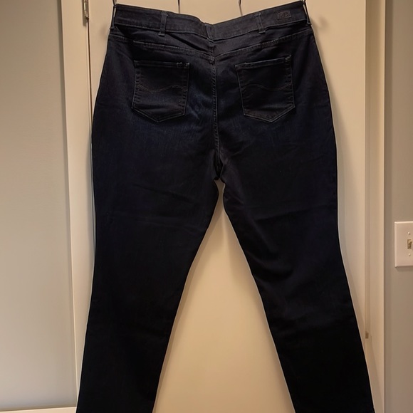 NWOT Lee relaxed fit straight leg mid rise dark wash size 22W - Picture 2 of 6